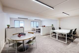 Ces bureaux à service complet, pouvant accueillir 9 ateliers, allient un prix compétitif à une excellente localisation. Situés à proximité de la bretelle d'accès à l'autoroute E17 en direction du centre ville de Gand, ces bureaux offrent une accessibilité inégalée. Ils sont également parfaitement accessibles par les transports publics.<br /><br />Les bureaux sont meublés de manière moderne et se trouvent au deuxième étage d'un bâtiment parfaitement entretenu. Grâce au concept « tout compris », vous n'avez pas à vous soucier des coûts supplémentaires : l'internet, le mobilier, le chauffage, l'électricité, l'impôt foncier et l'utilisation des salles de réunion sont tous inclus dans le loyer.<br />Pour ceux qui viennent en voiture, il est possible de louer des places de parking. De plus, les possibilités de stationnement sont nombreuses dans les environs immédiats, grâce à l'emplacement pratique de l'immeuble à proximité de Park Zuid. Les cyclistes ne sont pas oubliés non plus : il y a un local à vélos avec des vélos de prêt qui vous permettent de vous rendre au centre de Gand rapidement et de manière durable.<br /><br />Ces bureaux sont disponibles immédiatement ! Vous avez d'autres besoins ? Il existe également des espaces de bureaux à partir de 4 postes de travail, de sorte que vous trouverez toujours une option qui répondra parfaitement à vos besoins.<br /><br />Vous souhaitez plus d'informations ou une visite guidée sans engagement ? Contactez PANORAMA B2B GENT OFFICES au 09 225 09 02.