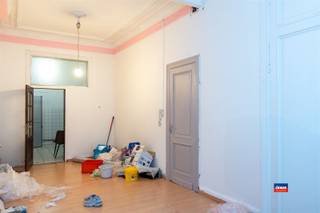 <p><span>ANTWERPEN - ZUID | OPBRENGSTEIGENDOM BESTAANDE UIT VIER APPARTEMENTEN OP EEN ZEER GUNSTIGE LIGGING OP HET ZUID| EPC D en C |</span></p><p><span>indeling als volgt: </span></p><p><span>Gelijkvloers: appartement met 1 slaapkamer: traphal - woonkamer - keuken - badkamer met bad en toilet - slaapkamer - koer (EPC D).</span></p><p><span>Eerste (EPC D) , tweede (EPC C) en derde (EPC D) verdieping zijn gelijkaardig: appartement met 1 slaapkamer: traphal -keuken - woonkamer - slaapkamer - badkamer met douche en toilet.</span></p><p><span>Huuropbrengst:</span></p><p><span>1ste verdieping: € 600</span></p><p><span>2de verdieping: € 617</span></p><p><span>3de verdieping: € 650</span></p><p><span>Het gelijkvloers is momenteel niet verhuurd.</span></p><p><span>De huurprijzen zijn nooit geïndexeerd geweest. Na indexatie en verhuring van het gelijkvloers zal dit een hogere huuropbrengst geven.</span></p><p><span> </span></p><p><span>Het gebouw ligt tegenover het nieuwe justitiepaleis en op wandelafstand van openbaar vervoer. </span></p><p><span>Ideaal voor vrije beroepen of investeerders. </span></p><p><span> </span></p><p><span> </span></p><p><span> </span></p>