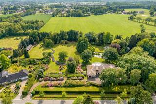 <p> Subliem gerenoveerd landgoed van prinselijke grandeur en absolute discretie in het residentiële gedeelte van Pelt met inbegrepen een bouwperceel van 2.000 m²en uitbreidbaar tot 9.452 m².</p><p>In een uiterst residentiële en geprivilegieerde omgeving nabij de Nederlandse grens bevindt zich dit uitzonderlijke landgoed, een meesterwerk van elegantie en comfort.<br />Verscholen op een volledig afgesloten domein van meer dan 20.600 m², biedt deze indrukwekkende residentie met een bewoonbare oppervlakte van circa 1.000 m² een ongeëvenaarde luxe levensstijl voor de meest veeleisende koper. Bereikbaar via een glooiende oprijlaan.</p><p>Een interieur waar verfijning, topmaterialen en vakmanschap samenkomen. <br />De aankomst via de dubbele toegangspoorten en oprijlaan creëert meteen een gevoel van exclusiviteit en sereniteit.<br />Binnenin wordt u verwelkomd in een imposante marmeren ontvangsthal met maatwerk vestiaire en gastentoilet, waar hoogwaardige materialen en tijdloze klasse de toon zetten.</p><p>De klasse leefkeuken is een waar statement van culinaire perfectie en een streling voor het oog van een keukenprins(es). Uitgerust met topklasse apparatuur van Miele en een echte professioneel Lacanche kookatelier (3 ovens, teppanyaki, bakplaat, 5 pitskookplaat en frituur), vormt deze ruimte het epicentrum van de woonst. Het royale eiland in natuursteen combineert esthetiek met ultiem gebruiksgemak zoals een quooker en opent naar een royaal terras met panoramisch zicht op het groen.<br />De salonruimtes in natuursteen van ca 150 m², gekenmerkt door royale glaspartijen en een elegante haard, vloeit naadloos over in een lichtrijke orangerie en een stijlvolle eetruimte — perfect voor verfijnde diners en exclusieve ontvangsten.</p><p>Privésuites en serene rust<br />Het slaapgedeelte bereikbaar via een indrukwekkende gang op het gelijkvloers omvat meerdere luxueuze slaapkamers met harmonieus ingerichte badkamers en dressings.<br />De master suite is een waar marmeren privéheiligdom met open haard en omvat een royale dressing en een luxueuze marmeren badkamer met spa-ervaring: een tweepersoons whirlpool, een riante duo inloopdouche en dubbele wastafels in een hoogwaardige afwerking.</p><p>De bovenverdieping onthult een verfijnde bibliotheek en/of kantoorruimte, aangevuld met extra slaapvertrekken, sanitaire voorzieningen van een hoogwaardige badkamer met ligbad, discrete bergruimtes en een indrukwekkende leisure room met biljart — een perfecte setting voor ontspanning in stijl.</p><p>Wellness & leisure van uitzonderlijk hoogwaardig niveau<br />Het souterrain is volledig gewijd aan ontspanning en lifestyle, met onder andere:<br />*Een exclusieve wijnkelder voor de connaisseur<br />*Een professioneel ingerichte fitnessruimte<br />*Infrarood wellnessfaciliteiten en 2 kleedruimtes<br />*Een stijlvolle bar- en loungeomgeving<br />*kwaliteitsvolle en complete eetkeuken<br />Het verwarmde binnenzwembad in mozaïek (6 x 11) met jet en el. roldek vormt het absolute middelpunt, met een elegante instap, geavanceerde technieken en grote raampartijen die een naadloze connectie creëren met het buitenterras en de tuin.<br />Aanvullend beschikt dit niveau over praktische ruimtes, technische installaties en discrete parkeervoorzieningen.</p><p>Een parkdomein van zeldzame schoonheid van ongeveer 1,5 ha met uitzicht op velden en bossen.<br />De buitenomgeving werd ontworpen als een privaat park, waar natuur en architectuur elkaar versterken:<br />* Sfeervolle waterpartijen met eiland<br />* Charmante brugconstructie<br />* Diverse zonovergoten en overdekte terrassen<br />* Een verfijnde fontein als blikvanger<br />* Golfend landschap - speciaal tuinontwerp - inrichting<br />* Tuinhuis</p><p>*beregeningsinstallatie voor de tuin<br />* Achteraan het volledige omheinde domein bevindt zich een uitzonderlijk ruim bijgebouw (19 x 7,5) met meerdere poorten, ideaal voor paarden/dieren of als hobbyruimte of andere hoogwaardige invulling.<br />* Camerabewaking en alarm<br />* Totale verbouwing 2014<br />* Vele inbouwkasten<br />* Bouwperceel van 38,5 x 52,5 met een ideale zuid-west oriëntatie kan apart worden gekocht, alsook worden uitgebreid tot 9.452 m². Vooraan is parkgrond en achteraan is agrarisch gebied<br />* EPC label C, maar bijna een B (215 kWh/m²)</p><ul><li>9 tot 11 wagens overdekt te stallen en buitenparking voor verschillende wagens</li></ul><p><br /> </p><p>P-score: B , G-score: A Infoplicht: Vg (vergunning uitgereikt) Pg (gelegen in Parkgebied) Gmo (geen rechterlijke herstelmaatregel of bestuurlijke maatregel opgelegd) Gvkr (geen voorkooprecht) vv (verkavelingsvergunning) - Elektriciteitskeuring is niet conform - Asbestattestvrij, uitgezonderd een kleine vermelding van een detail bij de cv-installatie</p><p>Dit is geen aanbod, alle informatie is steeds onder voorbehoud van materiële vergissingen en/of wijzigingen.</p>