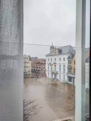 <p>Vous recherchez un appartement lumineux, spacieux et économe en énergie, idéalement situé dans le centre de Zottegem ? <br />Cet appartement récent de 2 chambres allie confort moderne et emplacement exceptionnel. <br />Grâce à sa construction économe en énergie, vous bénéficiez d'une facture énergétique réduite, tandis que les placards intégrés pratiques permettent une utilisation optimale de l'espace disponible.<br />Toutes les commodités sont accessibles à pied : commerces, restaurants, transports en commun (train et bus) et lieux de détente. Vous profitez ainsi chaque jour de la commodité de la vie dans le centre-ville animé.<br />Frais fixes : 65 €/mois.</p><p>Intéressé ? Contactez-nous pour planifier une visite sur place.</p>