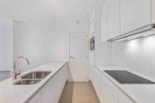 Modern nieuwbouwappartement te koop in Roeselare met gunstige oriëntatie (6% btw mogelijk)Ontdek dit prachtig nieuwbouwappartement, gelegen in het...