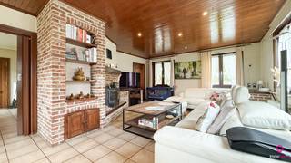 <article>
<div>
<div>
<div>
<div>
<div>
<div>
<p>Bij ImmoFusion 7/7 “open huis” : klik op onze 3D-TOUR.</p>
<p><br />Deze charmante open bebouwing straalt warmte en gezelligheid uit vanaf het eerste moment dat je de oprit oprijdt. De woning is landelijk en met veel liefde ingericht in een warme stijl die meteen een gevoel van thuiskomen oproept. Rondom het huis ligt een grote, volledig omheinde tuin die privacy en rust biedt. Aan de straatkant is de tuin mooi afgeschermd en voorzien van twee toegangspoorten, terwijl in de voortuin twee prachtige bomen zorgen voor karakter en schaduw.</p>
<p>Binnenin verwelkomt de woning je met een gezellige leefruimte, waar een knusse houthaard centraal staat. Het houten, fijn afgewerkte plafond benadrukt het warme karakter van de woning en vormt een harmonieuze eenheid met het landelijke interieur. De keuken is een echt pareltje — volledig ingericht en bijzonder sfeervol dankzij de aangebouwde tafel die dienstdoet als eiland. Hier kan je gezellig ontbijten of samen koken terwijl het natuurlijke licht overvloedig binnenvalt via het grote raam boven de spoelbak, met een prachtig uitzicht op de tuin.</p>
<p>Achter de keuken bevindt zich een praktisch ingericht bureau, ideaal voor wie van thuis uit werkt of een rustige hoek zoekt om te lezen of te studeren. De woning is volledig onderkelderd, wat extra bergruimte en mogelijkheden biedt, en beschikt ook over een ruime zolder. De inpandige garage is uitgerust met een sectionale poort en een fos, wat het geheel nog praktischer maakt.</p>
<p>Op de bovenverdieping bevinden zich drie comfortabele slaapkamers, elk met hun eigen charme. De afgewerkte badkamer is voorzien van een bad en douche en biedt alle comfort voor het hele gezin.</p>
<p>Deze woning combineert landelijke charme met hedendaags wooncomfort, omgeven door groen en rust — een plek waar gezelligheid, warmte en ruimte elkaar perfect aanvullen.</p>
</div>
</div>
</div>
</div>
</div>
</div>
</article>
<div>Pluspunten:<br /><br />* grote omheide tuin<br />* mooie lichtrijke en net afgewerkte woning<br />* badkamer met douche en ligbad<br />* volledig onderkelderd en fos in garage<br />* ingebouwde haard<br />* volledig ingerichte keuken</div>