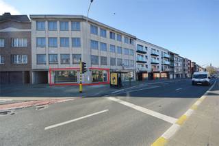 Kantoor of handelsgelijkvloers, gelegen op een zichtlocatie met veel passage op de Ninoofsesteenweg in Dilbeek, nabij “Pizza Hut”. Dit pand heeft...