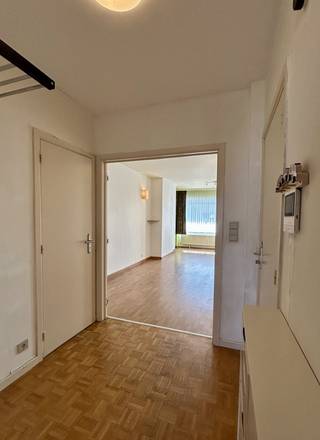 Op zoek naar een appartement met een uitstekende ligging in Kessel-Lo, vlak bij Leuven? Dit ruime appartement op de tweede verdieping van een netjes onderhouden gebouw bevindt zich in een rustige, doodlopende straat aan Park Michotte, op fietsafstand van het centrum van Leuven en het station.<br />Het appartement omvat een ruime inkom- en nachthal, een apart toilet, een aangename woon- en eetkamer, een keuken, een badkamer met douche en twee slaapkamers achteraan. Eén van de slaapkamers beschikt bovendien over een balkon. Vooraan is er een terras dat aansluit bij de leefruimte. Daarnaast beschikt het appartement over een praktische kelderberging.<br />Het appartement is op te frissen, maar biedt tegelijk een aantal belangrijke troeven. Zo beschikt het over een EPC-label B, is de elektrische installatie conform gekeurd en is het appartement asbestveilig. Hierdoor vormt het een interessante basis voor wie er zelf wil wonen én voor wie op zoek is naar een interessante investering.
