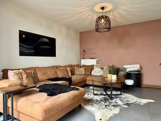 Deze woning heeft enkele jaren terug een complete renovatie gehad. Werkelijk alles is gestript geweest en opnieuw opgebouwd. De uitbouw achteraan...