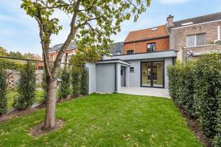 Achter de charmante en authentieke gevel van deze ruime, instapklare woning schuilt een verrassend licht en stijlvol geheel. <br />De woning werd met oog voor detail en smaakvol eigenzinnig gerenoveerd — geen dertien-in-een-dozijn zwart-wit interieur, maar een warme mix van authentieke elementen en hedendaags comfort. <br />Uitgevoerd met bijzondere verftechnieken wat resulteert in een prachtige homogeen geheel. <br /><br />Binnenin wacht een ruime leefruimte met open keuken, waar licht en ruimte centraal staan. De volledig uitgeruste keuken vormt het hart van de woning en nodigt uit tot gezellig tafelen en samenzijn.<br /><br />De woning telt drie ruime slaapkamers en twee badkamers, ideaal voor een gezin of wie gewoon graag wat extra ruimte heeft.<br /><br />Bovendien is dit huis energiezuinig en voorzien van alle moderne technieken — instapklaar zonder zorgen.<br />Uitermate praktisch door de grote pantry voor extra opslag en het plaatsen van wasmachine en droogkast. Verder nog een handige kelder. <br /><br />Buiten geniet je van een compacte, onderhoudsvriendelijke tuin met een prachtig terras: perfect voor wie houdt van groen en het buitenleven, maar niet van eindeloos tuinieren.<br /><br />De ligging is een absolute troef: in het gegeerde Mariaburg Brasschaat, op wandelafstand van winkels, horeca, openbaar vervoer en scholen.<br /><br />Kortom: een unieke kans voor wie op zoek is naar een ruime, energiezuinige woning met karakter, op een toplocatie!<br /><br />Contacteer NEON VASTGOED voor meer info en plan uw bezoek!