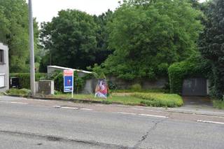 Perceel grond met volgende eigenschappen:<br />` totale oppervlakte van 8a49 <br />` geschikt voor een open bebouwing met twee bouwlagen<br />` maximale breedte van de voorgevel: 11,56 meter<br />` maximale diepte van 6,29 meter<br />` het rooien van de boom op het perceel is vergunningsplichtig en er zal een heraanplanting worden opgelegd<br />` gelegen op enkele autominuten van het centrum van Tongeren<br />` vlotte verbindingen met belangrijke invalswegen en steden als Hasselt, Bilzen, Maastricht en Luik<br /><br />De dienst omgeving is steeds bereid om een concreet voorstel te bekijken en hiervoor een preadvies af te leveren, onder voorbehoud van een volledig aanvraagdossier, de adviezen en de resultaten uit het openbaar onderzoek.<br /><br />Wil u hier uw nestje bouwen? <br /><br />