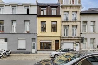 <p><span>Huis te koop in de Duinstraat 119 te 2060 Antwerpen, thans ingedeeld in 3 studio's.</span></p><p><span>Het </span><span>centrum van Antwerpen</span><span>, alsook tal van winkels, openbaar vervoer, scholen en invalswegen vind je in de nabije omgeving. </span></p><p><span>Gelegen nabij den Dam, het populaire Eilandje, Park Spoor Noord.</span></p><p><span> </span></p><p><span> </span></p><p><span>Indeling :</span></p><p><span> </span></p><p><span>- droge kelder</span></p><p><span>- gelijkvloerse studio met keuken en douchekamer</span></p><p><span>- studio eerste verdieping met keuken en douchekamer</span></p><p><span>- studio twee verdieping met keuken en douchekamer</span></p><p><span> </span></p><p><span> </span></p><p><span>Troeven:</span></p><p><span>Huidige huuropbrengsten (exclusief nutsvoorzieningen) gelijkvloers €700,  eerste verdieping €575 en tweede verdieping €650</span></p><p><span>Conformiteitsattest aanwezig</span></p><p><span>Elektrische installatie conform AREI</span></p><p><span> </span></p><p><span>Ben jij geïnteresseerd in dit huis te koop in Antwerpen, ben je op zoek naar ander vastgoed, een investering of wens je de waarde van jouw eigendom te kennen? Dan ben je bij BOLT immo aan het juiste adres! Wij helpen jou graag verder.</span><span> </span></p><p><span> </span></p>