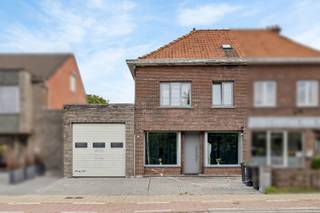 Ben je op zoek naar een praktische woning met tuin en grote garage op een centrale ligging in Beveren? Deze woning met 3 slaapkamers, kelder en een perceel met oprit en terras biedt heel wat troeven voor gezinnen of koppels die graag alles binnen handbereik hebben.<br /><br />Bij binnenkomst stap je in de leefruimte, waarna je via de trappenhal verder kan naar de andere ruimtes. Op het gelijkvloers vind je de geïnstalleerde keuken, een praktische berging met aansluiting voor wasmachine en een aparte toilet.<br /><br />Op de eerste verdieping bevinden zich 2 ruime slaapkamers en de badkamer. De tweede verdieping biedt plaats aan een derde slaapkamer, ideaal als tienerkamer of bureau.<br /><br />Daarnaast beschikt de woning over een grote garage van maar liefst 35 m² en een kelder – handig voor wie extra opslag.<br /><br />Buiten geniet je van een aangename tuin met terras en vooraan de woning is er ruimte voor 2 staanplaatsen.<br /><br />Extra troeven:<br />✅ EPC D – geen renovatieplicht<br />✅ Dak geïsoleerd + hoogrendementsbeglazing<br />✅ Condensatieketel op gas<br />✅ Airco-units aanwezig<br />✅ Centrale ligging in Beveren<br /><br />Een instapklare woning met veel mogelijkheden en een uitzonderlijk ruime garage!<br /><br />📞 Interesse in een bezoek? Bel 052/46.38.03<br />📧 Of mail naar info@uw-huis.be