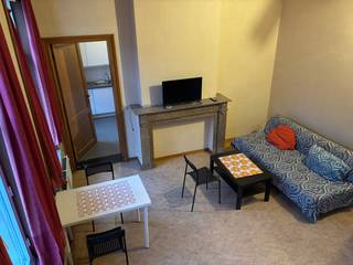 Appartement/studio in een mooi herenhuis, gelegen op de tweede verdieping (geen lift). Uitstekende ligging in Gent, op wandelafstand van winkels, Citadelpark, openbaar vervoer, ... De indeling van de studio is de volgende: Leefruimte met eetplaats en mezzanine met slaapruimte. Keuken met toestellen, badkamer met douche, toilet en lavabo, aansluiting wasmachine. Vrij vanaf 01/04/2026. Domicilie verplicht, geen studenten. Perfect voor een alleenstaande of koppel! Minimumcontract drie jaar. Huurprijs 785 euro/maand + 100 euro/maand gemeenschappelijke kosten (incl. water, verwarming en brandverzekering). Er dient zelf nog een contract voor elektriciteit en internet te worden genomen.