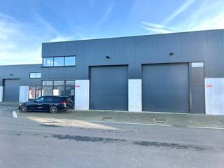 KMO-unit gelegen in MOENPARK, mooi HOEKgebouw (genietend van VISIBILITEIT) met een oppervlakte van 265m² en 2 privatieve parkeerplaatsen te...