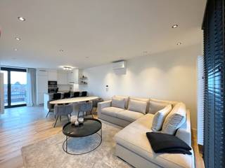 Aan het Sint-Pieters station bevindt zich op de 3de verdieping  van residentie <strong>"</strong>NORA<strong>"</strong> dit nieuw 1-slaapkamer-appartement; Voorzien van meubilair; Volledig geschilderd, voorzien van lichtarmaturen en automatische lamellen op maat; Afwerking in parketvloeren en tegelvloeren; Indeling: inkomhall met plaats voor vestaire, apart toilet met handwasbekken, leefruimte met open keuken met alle comfort: koelkast, combi-oven, vitroceramische kookplaat, ingebouwde afzuigkap, enkele gootsteen, vaatwas; 1 comfortabele slaapkamer met leuke glaspartij, Badkamer met wastafel, spiegel en inloopdouche; berging met aansluiting vr wasmachine ; Gezellig appartement met mooie afwerking met stijlramen tot op de grond, uitgevende op een groot dakterras met mooi verzicht; stopcontact, kraantje en lichten voorzien; Gelijkvloerse fietsenberging en kleine opslagkelder; videofonie; Huur: 1.300 EUR + 50 EUR gemene kosten per maand; exclusief Elektr/Water/Internet; plaatstalen radiatoren; Airco aanwezig; EPC 128 Label B; Ruime parkeergelegenheid in de straat; Geen lift in het gebouw; Beschikbaar: 1 mei 2026 (vroeger evt. bespreekbaar); Info en bezoek: info@elet.immo.