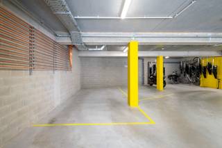 <p><span>Binnenstaanplaats centrum Beveren</span><span><br /><br />Dit betreft een veilig en vlot bereikbare autostaanplaats, ideaal gelegen in het centrum van Beveren, op wandelafstand van de Grote Markt.</span></p><p><span> </span></p><p><span>De garage is toegankelijk via een automatische sectionale poort, zowel voor de in- als uitrit, wat zorgt voor extra comfort, veiligheid en gebruiksgemak. </span></p><p><span>Dankzij de centrale ligging is deze staanplaats ideaal voor bewoners, pendelaars of investeerders die op zoek zijn naar een praktische parkeeroplossing in het hart van Beveren.</span></p><p><span> </span></p><p><span>Afmetingen zijn 5,50m x 2,60m.</span></p><p><span> </span></p><p><span>Maak vrijblijvend een afspraak om de details te bekijken. </span></p><p><span> </span></p><p><span>Wg - Vg - Gvv - Gvkr - Gdv</span></p><p><span> </span></p>