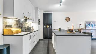 Welkom aan de Pieter Bruegelstraat 5/2 in Beringen, waar dit prachtige gelijkvloerse appartement uit 2019 comfort, ruimte en hedendaagse...