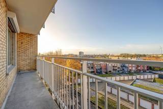 <p><span>Spacieux appartement de 3 chambres</span></p><p><span> </span></p><p><span>A quelques pas des rues animées Maantjessteenweg et Lambrechtshoekenlaan. </span></p><p><span>Un arrêt de bus se trouve devant la porte et l'arrêt de tramway est accessible à vélo, ce qui vous permet d'être en plein centre-ville. </span></p><p><span>Des magasins et des écoles pour les jeunes et les moins jeunes se trouvent également à proximité. Nouveau supermarché Albert Heijn à 100m.</span></p><p><span>Les principales routes d'entrée et de sortie sont accessibles à seulement 5 minutes. </span></p><p><span> </span></p><p><span>Avantages : </span></p><p><span>- Prêt à emménager</span></p><p><span>- Actuellement loué, idéal comme investissement</span></p><p><span>- Label EPC B très favorable</span></p><p><span>- Terrasse</span></p><p><span>- Sans amiante</span></p><p><span> </span></p><p><span>L'ascenseur vous emmène au cinquième étage. Ici, vous êtes accueilli dans un appartement lumineux avec un grand espace de vie. La cuisine moderne est équipée de tous les appareils électroménagers. </span></p><p><span>Depuis le hall, vous avez accès aux 3 chambres et à la salle de bains avec lavabo et baignoire/douche. Les toilettes séparées donnent également sur le couloir. La chambre à coucher donne accès à la terrasse, idéale pour profiter du soleil grâce à son orientation sud-ouest. </span></p><p><span> </span></p><p><span>Possibilité d'acheter un garage box à l'arrière du bâtiment à €25,000. </span></p><p><span> </span></p><p><span>Êtes-vous intéressé par ce bel appartement ? Contactez-nous au</span><span>03 646 66 55 ou info@sinjoor.be</span></p><p><span> </span></p>