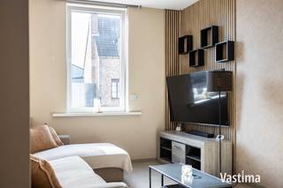 Op zoek naar een instapklare gezinswoning waar je meteen jouw intrek kunt nemen? Liefst met een prachtige tuin én nog mogelijkheden om mee te groeien met je gezin? Dan is deze woning op de stadsrand van Aalst er eentje die je absoluut gezien moet hebben.<br /><br />Doorheen de jaren werd de woning al grondig aangepakt. Zo werden de voorgevel geïsoleerd, nieuwe ramen met rolluiken geplaatst en de elektrische installatie conform gemaakt. Met een EPC-label C is er bovendien geen renovatieverplichting en de woning is asbestveilig, terwijl het beperkte kadastraal inkomen van slechts € 329 mooi meegenomen is.<br /><br />Binnen word je verwelkomd in een gezellige leefruimte waar het gezin centraal staat. Er is voldoende plaats voor een comfortabele zithoek én een ruime eettafel. De volledig uitgeruste keuken met kookeiland en vaste eethoek wordt ongetwijfeld dé plek waar iedereen samenkomt. Op het gelijkvloers bevinden zich bovendien een stijlvolle badkamer met inloopdouche en een apart toilet.<br /><br />Op de eerste verdieping vind je de masterbedroom en een tweede slaapkamer. De zolder biedt nog heel wat potentieel en kan eenvoudig afgewerkt worden tot twee extra slaapkamers. Ideaal voor wie vandaag al vooruitdenkt.<br /><br />Maar de echte verrassing wacht achteraan. Hier geniet je van een prachtig aangelegde tuin waar kinderen naar hartenlust kunnen spelen en volwassenen heerlijk tot rust komen. Het deels overdekte terras vormt de perfecte plek voor een gezellige loungehoek, terwijl het ruime zonneterras en het groene uitzicht je meteen een vakantiegevoel bezorgen. De speeltuin blijft bovendien staan, zodat de jongste bewoners zich meteen thuis voelen.<br /><br />Ook de ligging is een schot in de roos. Je woont rustig, maar toch vlak bij het centrum van Aalst, met scholen, winkels, openbaar vervoer en belangrijke invalswegen binnen handbereik. Zin in een wandeling, fietstocht of een rondje joggen? Ook daarvoor zit je hier perfect.<br /><br />Contacteer Vastima vandaag nog en plan uw bezoek. Misschien wordt dit wel de woning waar u zich meteen thuis voelt.