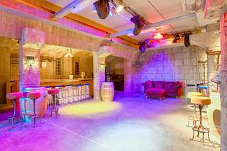 Exclusieve villa met karakter en eindeloze mogelijkheden in Rotselaar.Op de groene flank van de Middelberg ontdek je deze villa van 700 m² bewoonbare...