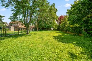 In het landelijke Hauthem, deelgemeente van Hoegaarden (grens Meldert), vinden we deze loods met een totale oppervlakte van ca. 161,65 m², aangevuld met een vooraan aangebouwde garage van ca. 41,45 m². Het geheel is gelegen op een mooi perceel van 8 are 27 centiare en beschikt achteraan over een aangename tuinzone, wat extra mogelijkheden biedt qua inrichting en gebruik. Dit eigendom biedt tal van opportuniteiten voor wie op zoek is naar opslagruimte, een atelier of een project met herbestemmingsmogelijkheden.