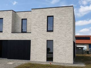 <span>Indeling van woning</span>
<h3><span>gelijkvloers</span></h3>
<span>De lichtrijke leefruimte, eetplaats en keuken vormen één open en aangenaam geheel, waarbij de eetruimte rechtsreeks aansluit op het terras en de tuin met een zuidwestelijke oriëntatie. Daar geniet je volop van de namiddag- en avondzon. Daarnaast beschikt de gelijkvloerse verdieping over een praktische, aparte berging en een inpandige garage die voor extra opbergruimte en comfort zorgen.</span>

<h3><br /><span>eerste verdieping</span></h3>
- 3 ruime slaapkamers<br />- badkamer met ligbad en inloopdouche<br />- een apart toilet
<h3><br /><span>duurzaamheid en energie</span></h3>
Bij het ontwerp stonden energie-efficiëntie en wooncomfort centraal.<br />De woning is uitgerust met:<br />- zonnepanelen<br />- balansventilatie met warmterecuperatie<br />- condenserende gaswandketel
<h3><br /><span>afwerking en prijs</span></h3>
- De woning is wind- en waterdicht afgewerkt. Keuken, badkamer en vloerbekleding kies je zelf, volgens jouw smaak en budget. Of koop casco en werk zelf verder af.<br />- De vermelde prijs betreft de volledig afgewerkte woning (zonder aanleg tuin en terras) exclusief btw en verkoopkosten.