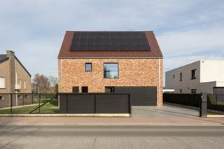 <p><span>Moderne &amp; energiezuinige gezinswoning met hoogwaardige afwerking, gunstig gelegen in het landelijke Onze-Lieve-Vrouw-Waver.</span></p><p><span>Deze gezinswoning verrast met haar doordachte indeling, overvloed aan licht en indrukwekkende volumes – een ideale thuisbasis voor wie grootser wil wonen. Ideaal voor grote of nieuw samengestelde gezinnen, als ook combinatie met thuiswerk.</span></p><p><span> </span></p><p><span>De woning heeft een verrassend ruime bewoonbare oppervlakte en is praktisch ingedeeld. Gelijkvloers: Via de inkomhal met gastentoilet betreedt u een bijzonder aangename leefruimte waar licht en openheid centraal staan. Hier geniet u van een ruime zithoek en een volwaardige eetplaats, perfect voor gezellige familiemomenten of sfeervolle diners met vrienden. De keuken met centraal kookeiland vormt het kloppend hart van de woning. Koken wordt hier een beleving, met volop werkruimte en dankzij grote raampartijen een directe connectie met de leefruimte én de buitenomgeving. Ideaal voor wie houdt van openheid en gezelligheid. Extra troeven op het gelijkvloers: aparte bureauruimte, inpandige garage met directe toegang tot de praktische bergruimte en leefkeuken. Op de eerste verdieping bevinden zich drie volwaardige slaapkamers, waarvan een ruime masterbedroom met aansluitende dressing. De woning beschikt over twee badkamers: een ruime hoofdbadkamer met ligbad, inloopdouche, toilet en dubbele wastafel, als ook een tweede badkamer met douche, toilet en dubbele wastafel. De vaste trap leidt naar een uitzonderlijk ruime zolderverdieping over de volledige breedte van de woning. Deze polyvalente ruimte opent de deur naar talloze mogelijkheden: extra slaapkamers, speelruimte, home office, hobbyruimte of zelfs een ontspanningsruimte. Achteraan de woning is het heerlijk vertoeven in een knappe tuin met prachtig vergezicht op achterliggende weilanden en groen.</span></p><p><span> </span></p><p><span>Energiezuinigheid is gegarandeerd o.a. dankzij een groot aantal zonnepanelen en verwarming via warmtepomp. </span></p><p><span> </span></p><p><span>De woning is gunstig gelegen met vlotte bereikbaarheid, centraal tussen Brussel – Antwerpen, Mechelen – Leuven.</span></p><p><span>Kom de troeven ter plaatse ontdekken en maak een afspraak: 015/755 444 of <span>info@immovercammen.be</span></span><span> </span></p><p><span> </span></p><p><span> </span></p>