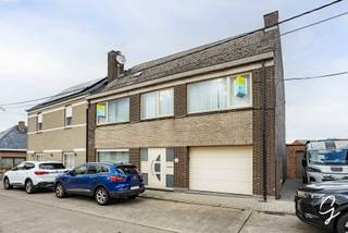 <p>TE KOOP IN BERLARE: Ontdek deze volledig instapklare woning gelegen op een rustige en aangename locatie in Berlare. Deze gezellige gezinswoning biedt met haar 4 kamers volop ruimte en mogelijkheden voor het hele gezin. De woning beschikt over een geïnstalleerde keuken en badkamer, waardoor je zonder grote renovatiewerken meteen kunt genieten van je nieuwe thuis. Ook buiten is het aangenaam vertoeven dankzij de gezellige tuin, ideaal om te ontspannen, te genieten van mooie zomeravonden of gezellig samen te zijn met familie en vrienden. Daarnaast beschikt de woning over een ruime garage, die niet alleen plaats biedt voor de wagen, maar ook extra bergruimte voorziet. Dankzij de rustige ligging, de praktische indeling en de aangename buitenruimte is deze woning ideaal voor gezinnen die op zoek zijn naar comfort, rust en voldoende ruimte. Een woning met een warme en gezellige uitstraling waar je je vanaf het eerste moment thuis voelt. <br /><br />Wenst u deze woning zelf te ontdekken? Voor meer informatie of het inplannen van een bezoek kunt u contact opnemen met Wolf via 0498 54 06 90 of via Wolf@cornelis-goeman.be</p>