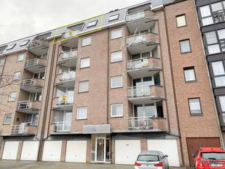 Vlakbij oprit E314 verhuurt CDS IMMO een instapklaar, ruim APPARTEMENT met een ZONNETERRAS, ideaal gelegen tegenover het speelplein en op 10' fietsen van station Leuven. Het appartement is gelegen op de 5e verdieping en omvat een inkomhal met vestiaire, apart toilet, ruime living met terras op ZW (zowel middagzon als avondzon), aparte ingerichte keuken met ontbijthoek, berging, 2 slaapkamers en ingerichte badkamer met ligbad en lavabo. EPC 218 kWh/m²jaar. Vrij vanaf 1 februari 2026 . Huurprijs 950 Euro/maand + 50 Euro/maand voor gemeenschappelijke kosten. Huurcontract van min. 3 jaar, huurwaarborg van 3 maanden huur. Afspraken worden uitsluitend telefonisch gemaakt op 016/620105 of 0497/581118.<br /><br />