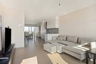 Lichtrijk doorzonappartement met 2 slaapkamers in residentie Van Gucht. Rustig gelegen in de Rodestraat te Veurne doch slechts op wandelafstand...