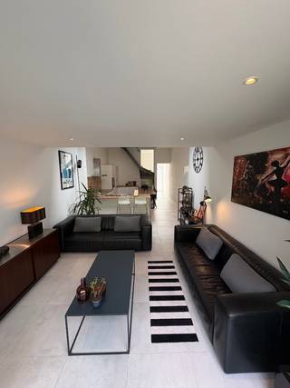 Deze energiezuinige recent gerenoveerde woning is centraal gelegen, edoch vlot bereikbaar via meerdere goede invalswegen. De woning bevindt zich vlakbij het centrum van Sint-Niklaas. In de nabije omgeving treft u alle nodige faciliteiten aan. Winkels, scholen, openbaar vervoer, horeca, groene speelzones, enzovoort zijn op wandelafstand te bereiken.<br /><br />Het betreden van de woning geeft, mede door de dubbele plafond hoogte en veel lichtinval, direct een ruim en open gevoel. De open inkomhal geeft toegang tot de lichtrijke leefruimte met aansluitend een open, volledig hoogwaardig geïnstalleerde keuken (koelkast, kookvuur, dampkap, vaatwasmachine, en dubbel spoelbak). Verder voorziet het gelijksvloer een ruime berging en een gastentoilet, dewelke bereikbaar zijn vanuit de inkomhal.<br /><br />De eerste verdieping herbergt twee mooie slaapkamers en een ruime badkamer (inloopdouche, ligbad, lavabomeubel met dubbele wastafel en toilet).<br />Via de vaste trap bereikt men een afgewerkte ruime zolderkamer welke dienst kan doen als derde slaapkamer.<br />Een absolute troef is ongetwijfeld de mooie stadstuin met gezellig terras en groen zicht achteraan.<br />Deze woning werd volledig gerenoveerd in 2020, waardoor het pand beschikt over een gunstige EPC-score (110kwh/m2 jaar) en dus voldoet aan de huidige normen qua energie en isolatie. <br /><br />Richtprijs: 379.000 euro<br />Voor meer info contacteer hannes.de.rycke@gmail.com, of via het nr 0495 24 85 52.<br />