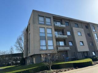 Dit rustig gelegen appartement op de 2e verdieping beschikt over een inkomhal met gastentoilet, een ruime woonkamer met veel lichtinval en toegang...