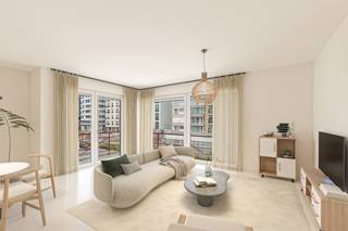 In het centrum van Wenduine, op wandelafstand van het strand, winkels, horeca en openbaar vervoer, bevindt zich dit ruime en lichtrijke hoekappartement. Dankzij de gunstige hoekligging geniet je hier van veel natuurlijke lichtinval en een aangenaam open gevoel.
Het appartement beschikt over drie volwaardige slaapkamers, waarvan één met en-suite douchekamer. Daarnaast is er een aparte badkamer met ligbad, een afzonderlijk toilet en voldoende ruimte voor wie comfort en functionaliteit belangrijk vindt.
De ingerichte keuken sluit aan bij de leefruimte, die uitgeeft op een gezellig terras, de ideale plek om in de avondzon tot rust te komen.
Om de mogelijkheden van het pand extra in de verf te zetten, hebben we een impressie toegevoegd die laat zien hoe je met minimale ingrepen en een frisse toets het interieur nog lichter en eigentijdser kan maken.
Dit appartement leent zich zowel als vaste woonst als tweede verblijf aan zee, met alle voorzieningen binnen handbereik.
📞 Voor meer informatie of een bezoek ter plaatse: contacteer Els via 0468 13 77 64 of els@keyimmo.be