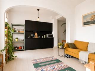 Appartement lumineux avec 1 chambre près de Zurenborg !Bel appartement situé dans une rue latérale de la Plantin &amp; Moretuslei, au 5e étage, avec des éléments authentiques. Comprend un salon avec cuisine ouverte équipée d'un four et d'un lave-vaisselle.Derrière le salon, vous trouverez la chambre partiellement ouverte avec une salle de bains attenante (douche et lavabo). Les toilettes sont séparées dans le couloir. À l'arrière, il y a un débarras avec un raccordement pour une machine à laver. SUPER atout : la terrasse commune sur le toit !L'appartement est situé près du quartier branché de Zurenborg. En vélo, vous êtes à 7 minutes du centre-ville et en voiture, à 5 minutes des accès aux différentes autoroutes. Mobiscore de 9,5/10.- NON MEUBLÉ- Charges mensuelles: 55 euros, incluant l'entretien et la consommation des parties communes + ascenseur- Caution: 2.250 euros (3 mois de loyer)- Disponible: à partir du 1/09/2026- Type de contrat: Durée déterminée (1 an), renouvelable par la suite- Adresse: Van den Nestlei 17 - 2018 ANVERSAbricasa vous offre un accompagnement immobilier personnel et actif de A à Z ! Faites notre connaissance !