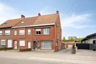 Ruime halfopen woning met 3 slaapkamers, gelegen in de Ingelmunstersestraat 72 te Izegem, op een perceel van 400 m² en met een bewoonbare oppervlakte van 144 m².Deze woning bevindt zich in op een centrale ligging te Izegem, nabij het centrum van Izegem. Dankzij de centrale ligging geniet je van een vlotte bereikbaarheid naar winkels, horeca, openbaar vervoer en belangrijke invalswegen. Bovendien biedt de tuin de hele dag door zon en een mooi zicht op het groen.De woning werd gebouwd in 1953, werd steeds goed onderhouden en biedt heel wat potentieel voor wie op zoek is naar ruimte en mogelijkheden.Indeling van de woning:Gelijkvloers:inkomhallichtrijke leefruimtekeukentoiletkeldertuinhuis/garage Eerste verdieping:nachthal3 ruime slaapkamersbadkamerZolder:Grote stockageruimte/ extra kamersTroeven:Centrale ligging in Izegem/EmelgemZonnige, onderhoudsvriendelijke tuin met terrasRuime woning met uitbreidingsmogelijkhedenDit pand is onderworpen aan de renovatieverplichting van de Vlaamse overheid voor residentiële gebouwen (behoudens bij sloop binnen 5 jaar na de aankoop). Consulteer voor meer informatie de website van het Vlaams Energie- en Klimaatagentschap via https://www.vlaanderen.be/een-woning-kopen/renovatieverplichting-voor-residentiele-gebouwenBestuursmaatregelen in het maatregelenregister: nee