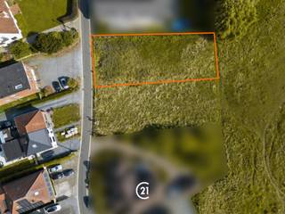 Droomt u ervan uw eigen woning te bouwen op een rustige locatie met een landelijke uitstraling én een uitstekende bereikbaarheid? Dan zijn deze twee prachtige bouwgronden in Vlezenbeek precies wat u zoekt. Elk perceel heeft een oppervlakte van 10 are, een ideale breedte van circa 20 meteren een diepte van ongeveer 50 meter, waardoor u alle ruimte heeft om een ruime vrijstaande gezinswoning met een mooie tuin te realiseren. De gronden bevinden zich in een aangename en residentiële omgeving, midden in het groene Pajottenland. U geniet er dagelijks van rust, natuur en privacy, terwijl winkels, scholen, openbaar vervoer, Halle, Brussel en de belangrijkste invalswegen zich op korte afstand bevinden. Zo combineert u een landelijke woonomgeving met een vlotte verbinding naar alle voorzieningen. Volgens de geldende verkavelingsvoorschriften kan op elk perceel een vrijstaande eengezinswoning in open bebouwing worden opgericht, met maximaal twee bouwlagen, een bouwdiepte van maximaal 15 meter op het gelijkvloers en 12 meter op de verdieping en een dakhelling tussen 25° en 45°. Ook een afzonderlijk bijgebouw is mogelijk binnen de geldende voorschriften. De percelen zijn gelegen in woongebied met landelijk karakter en maken deel uit van een vergunde verkaveling. Doe een bod vanaf € 195.000 per lot en grijp deze unieke kans om uw droomwoning te bouwen op een toplocatie waar ruimte, rust en een uitstekende bereikbaarheid perfect samenkomen. Neem vandaag nog contact met ons op voor meer informatie of de verkavelingsvoorschriften.