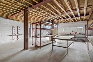 In de Zonnestraat in Ronse bieden wij dit interessante geheel aan bestaande uit een ruim magazijn op het gelijkvloers en een instapklaar...