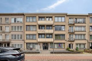 Op de derde verdieping van een verzorgd gebouw aan de Ruggeveldlaan 678 te Deurne bevindt zich dit volledig gerenoveerde appartement, afgewerkt met oog voor comfort en kwaliteit. Het appartement verkeert in zeer goede staat van onderhoud en is volledig instapklaar.<br /><br />We betreden het appartement via de inkomhal, die toegang geeft tot alle ruimtes. De lichtrijke leefruimte geniet dankzij de grote raampartijen van een aangename natuurlijke lichtinval en vormt het centrale punt van het appartement. Aansluitend bevindt zich de volledig ingerichte halfopen keuken, uitgerust met vaatwasmachine, koelkast, kookplaat, dampkap en voldoende werkblad- en opbergruimte. Vanuit de keuken is er toegang tot een terras aan de voorzijde.<br /><br />Verder beschikt het appartement over twee volwaardige slaapkamers, waarvan één slaapkamer toegang geeft tot een ruim terras met groen uitzicht en een aangenaam gevoel van rust. Daarnaast is er nog een extra kamer zonder ramen, ideaal als bureelruimte, dressing, hobbykamer of eventueel als derde slaapkamer.<br /><br />De badkamer is modern ingericht met een inloopdouche, badkamermeubel met wastafel en de aansluitingen van de wasmachine en droogkast. Daarnaast is er een apart gastentoilet aanwezig.<br /><br />Troeven:<br />Volledig gerenoveerd en instapklaar appartement<br />Lichtrijke leefruimte met grote raampartijen<br />Halfopen ingerichte keuken met alle nodige toestellen<br />Twee volwaardige slaapkamers + extra bureel-/hobbyruimte<br />Terras aan de voorzijde én ruim terras met groen uitzicht<br />Badkamer met inloopdouche én ligbad<br />Apart gastentoilet<br />Superisolerende dubbele beglazing<br />Volledig gerenoveerd dak<br /><br />Een ideaal appartement voor wie op zoek is naar comfort, ruimte en een instapklare woonst op een bereikbare locatie in Deurne.