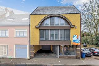 <p>Voor meer info of een bezoek, bel 053 59 49 33 - In het centrum van <strong>Erembodegem</strong> vinden we deze prachtige woning met <strong>4 slaapkamers</strong>. Op het gelijkvloers vinden we een <strong>inpandige garage</strong> terug in combinatie met een <strong>commerciële ruimte van 40m²</strong>. De ligging is ideaal om een <strong>zelfstandige activiteit</strong> uit te voeren. Via een vaste trap betreden we de eerste verdieping waar we een <strong>gastentoilet</strong> terugvinden. Verder vinden we op de eerste verdieping, een <strong>ruime en lichtrijke leefruimte</strong> terug met aansluitend de <strong>volledig uitgeruste keuken</strong>. Via de keuken betreden we het <strong>ruime terras</strong>. Via een vaste trap betreden we de tweede verdieping, waar de <strong>slaapkamers</strong> zich bevinden. Deze zijn <strong>zeer ruim</strong> en bieden voldoende plaats voor <strong>bed en kasten</strong>. Er is ook een <strong>volledig geïnstalleerde badkamer</strong> voorzien die alles bezit. Verder is er ook nog een <strong>zolderruimte</strong> die gebruikt kan worden als stockage. In de tuin vinden we een prachtig <strong>verwarmd zwembad</strong> terug, ideaal voor in de zomer. <strong>EPC (C) - 32 Zonnepanelen - Verwarmd Zwembad - Centrum Erembodegem</strong></p>
<p></p>