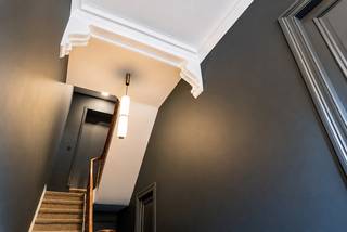 Twee modulaire kantoorunits te huur in een prachtig gerenoveerd herenhuis. De units bevinden zich in een rustig en charmant gebouw met een professionele uitstraling, dus lenen zich ook ideaal als praktijkruimte. <br /><br />De units kunnen zowel afzonderlijk als samen gehuurd worden:<br /><br />- Unit 1: +/- 20m² aan €400/maand excl. kosten<br />- Unit 2: +/- 20m² aan €400/maand excl. kosten<br /><br />De kantoren zijn voorzien van airco, sanitair (toilet en douche) en extra ondergrondse kelderberging. Beide units zijn gelegen op de derde verdieping. <br /><br />Bovendien strategisch gelegen nabij invalswegen en openbaar vervoer. Ook parking is in de dichte nabijheid aanwezig (betalend). <br /><br />Wees er snel bij voor een bezoek ter plaatse!