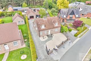 Op zoek naar een eigendom waar ruimte en functionaliteit centraal staan? Dan is deze vrijstaande woning op een perceel van maar liefst 1.377 m² absoluut een buitenkans — met als absolute troef het indrukwekkende magazijn.<br /><br />Bij het betreden van de woning komt u terecht in een aangename leefruimte met veel lichtinval, waar gezelligheid en comfort samenkomen.<br />De open keuken in landelijke stijl sluit hier mooi op aan en vormt het warme hart van de woning.<br />De woning beschikt over 3 volwaardige slaapkamers, ideaal voor een gezin of voor wie extra ruimte wenst voor een bureau of hobbykamer.<br /><br />Wat dit eigendom echt onderscheidt, is de sterke focus op praktische en professionele mogelijkheden.<br /><br />Het terrein is toegankelijk via twee aparte ingangen, waaronder een zijtoegang die rechtstreeks leidt naar de achterliggende zone — ideaal voor laden en lossen of professioneel gebruik.<br />Het absolute pluspunt is het ruime magazijn met twee hoge poorten. Dit biedt tal van mogelijkheden: opslag, werkplaats, atelier of uitvalsbasis voor zelfstandige activiteiten. Dankzij de vlotte bereikbaarheid en de omvang is dit magazijn perfect geschikt voor wie wonen en werken wil combineren.<br /><br />Daarnaast is er een vrijstaande garage met twee poorten en een extra opslagruimte op de verdieping, bereikbaar via een goederenlift — bijzonder praktisch voor professioneel gebruik of extra stockageruimte.<br /><br />Als <strong>extra troef</strong> beschikt het bijgebouw ook over een gezellig ingericht privé-café, ideaal om klanten, vrienden of familie in een unieke setting te ontvangen.<br /><br />Kortom, dit eigendom biedt een zeldzame combinatie van comfortabel wonen en uitgebreide werk- en opslagmogelijkheden, met het magazijn als absolute blikvanger.<br /><br />Interesse? Contacteer ons voor een bezoek en ontdek zelf de vele mogelijkheden van dit veelzijdige pand.<br /><br />