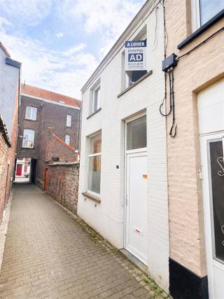 <p><span>Gelijkvloers: inkomhal; living; keuken ingericht met afwasbak, kookplaat op gas, dampkap, combi-oven, koelkast en kasten; </span></p><p><span>Verdiep: slaapkamer; badkamer met ligbad/douche, lavabo en WC;</span></p><p><span>Zolderkamer;</span></p><p><span>Tuin met overdekt terras en tuinhuis;</span></p><p><span> </span></p><p><span>Nutsvoorzieningen: water, elektriciteit (dubbel tarief), centrale verwarming op gas, dubbel glas</span></p><p><span> </span></p>