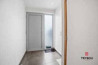 Op zoek naar een ruime gezinswoning met tal van mogelijkheden in een rustige omgeving? Deze gesloten bebouwing gelegen in de Houthulstseweg 48B te Poelkapelle biedt alles wat een gezin nodig heeft!<br /><br />Bij het betreden van de woning word je verwelkomd in een aangename leefruimte die naadloos overgaat in de open keuken. Deze open indeling zorgt voor een ruimtelijk gevoel en maakt het de ideale plek om samen te genieten met familie en vrienden.<br /><br />De woning beschikt over maar liefst vier volwaardige slaapkamers, wat ze bijzonder geschikt maakt voor grotere gezinnen, thuiswerk of hobbyruimtes.<br /><br />Daarnaast is er ook een garage aanwezig, wat zorgt voor extra comfort en praktische opbergruimte. Buiten is er een gezellige tuin met terras. <br /><br />Dankzij de vlotte bereikbaarheid en de rustige ligging vormt deze woning een ideale uitvalsbasis voor wie comfortabel wil wonen in Langemark.<br /><br />Kortom, een woning met ruimte, potentieel en een aangename leefomgeving – zeker een bezoek waard!<br /><br />📞 Interesse? Contacteer Thijs:<br />📲 051 57 54 61<br />📧 thijs@grouptrybou.be<br /> | friedel@grouptrybou.be