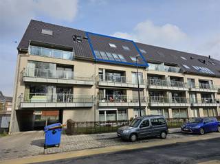 Mooi afgewerkt appartement gelegen aan het dorpsplein, recht tegenover het park te Oostakker.Dit duplex appartement met een oppervlakte van 89m² is...