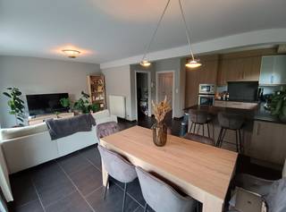 BEZOEK AANVRAGEN ENKEL MOGELIJK VIA VOLGENDE LINK: <br />https://verlinden.mijnhuurprofiel.be/property/bbd4c5b4-500b-4753-8e97-6b37fef8cf67<br /><br />Uiterst rustig gelegen in een doodlopend straatje op wandelafstand van Geel centrum.<br /><br />Het appartement is gelegen op de eerste verdieping. Je betreedt het appartement via een inkomhal, voorzien van een gastentoilet en een vestiairekast.<br />De woonkamer is opgedeeld in een zithoek en een eethoek , met aansluitende open keuken, voorzien van een dubbele spoelbak, microgolfoven, oven, kookplaat en afzuigkap. Verder is er een berging / wasplaats.<br /><br />De nachthal geeft toegang tot twee slaapkamers en de badkamer. De badkamer is uitgerust met een douche en dubbel lavabomeubel. <br /><br />Verder beschikt het appartement over een ruim terras en een ondergrondse autostaanplaats.<br /><br />Huur: €800/maand | Gemeenschappelijke kosten: €60/maand | Beschikbaar vanaf 01/12/2026 | EPC: 154 kWh/m² (label B)
