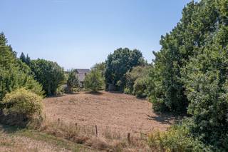 <p>Exclusive building plot of 12a 72ca with green views, Dilbeek.</p><p>Located at one of the highest points in the area, on the corner of Brusselstraat and Draaiberg/Kortemansstraat, this plot offers a magnificent view over a green agricultural zone. A discreet location that remains easily accessible via the E40 and R0, with shops nearby.</p><p></p><p>The plot is buildable within a zone of 17m wide by 18m deep, with a maximum floor area of 250m², in accordance with the subdivision regulations. Ideal for the construction of a spacious and comfortable detached villa.</p><p></p><p>In 2024, a building permit was already granted for a detached family home with ground floor and first floor under a flat roof structure. </p><p></p><p>Renderings are available for information purposes.</p><p></p><p>The full subdivision regulations are available on request via rune.stallaert@living-stone.be</p>