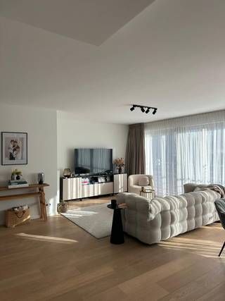 Dit appartement is afgewerkt met hoogwaardige materialen. Door de grote ramen is er zeer veel lichtinval in de woonkamer! Gelegen in de...