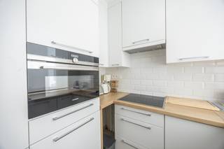 Ruim instapklaar appartement met 2 slaapkamers en een prachtig zijdelings zeezicht vanuit de woonkamer. Gelegen op de 7de verdieping, op wandelafstand van winkels, openbaar vervoer, het centrum van Oostende en natuurlijk het strand. De slaapkamers bevinden zich aan de achterzijde van de residentie, waar het heerlijk rustig is. Bovendien beschikt de residentie over een praktische gemeenschappelijke fietsenberging. Ideaal als woonst of tweede verblijf aan zee!