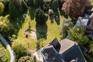 Te koop in Oudenaarde : klein kasteel begin 20ste eeuw.
Verkoopsinf: Pieter Cardoen 0475 36 12 52, pieter@cornelis-goeman.be
Unieke combinatie van grandeur vorige eeuw met hedendaags comfort (grondige renovatie, afgerond 2026).
Ruime inkomhal met indrukwekkend lijstwerk, toegang tot polyvalente ruimte (nu tv-kamer), salon en authentiek gerestaureerde eetzaal met marmeren schouwen en zicht op tuin. Volledig uitgeruste keuken met moderne apparatuur. Via trappenhal naar 1e verd. met 3 grote slpkamers (2p), badkamer met douche, dubbele wastafel, toilet en vrijstaand bad. 2e verd.: 2 slpkamers (2p) waarvan 1 met aansluitend kinderkamer, 2 slpkamers (1p) en identieke badkamer. Charme van originele houten vloeren en deuren op alle verdiepingen.
Prachtige tuin (3300m2) met vijver, klassieke tuinbeelden, prieel, lantaarns en eeuwenoude bomen. Volledig onderkelderd (sous-sol met wijnkelder) en heeft een nog in te richten zolder.
Extra troef: “koetshuis” met opportuniteiten als “poolhouse” bij aanleg van zwembad of praktijkruimte voor vrij beroep, seminaries, ...
Dit unieke pand biedt tal van mogelijkheden:
- woonst al dan niet met praktijkruimte
- kantoor/seminarieruimte, trainingen (coaching, yoga, ...)
- investering als vergund vakantieverblijf voor 12 p (tot 24 p mogelijk)
Voor bijkomende info (plannen, vergunningen, info erfgoed, VGI, extra foto's , ...) contacteer Pieter op bovenvermelde geg. Vermelde afm. in deze adv. zijn informatief en niet bindend.