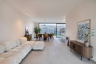 <span><span>Residentieel wonen in het landelijke Jonkershove (deelgemeente van Houthulst) waarbij iedere woning voorzien is van een ruim bijgebouw van ca. 40 m² (dubbele garage/loods). <br /><br /><strong>TRYCKEGOED</strong> is een kleinschalig en uiterst energiezuinig nieuwbouwproject bestaande uit <strong>10 woningen</strong>. Drie woningen langs de Mgr. Schottestraat en 7 gekoppelde woningen langs de Bosdreef. Alle woningen worden opgeleverd met 3 ruime slaapkamers, parkeergelegenheid voor de woning en gekoppeld aan een erg ruime garage/loods (tot 40m²) die ook als werk/berg ruimte kan dienst doen. De bijgebouwen kunnen langs achteren via een afzonderlijke toegang bereikt worden. Een deur in het bijgebouw koppelt deze met de tuin van iedere woning. </span></span><br /><br /><span><span><strong>Comfort, energiezuinigheid en kwaliteit zijn de eigenschappen van deze kleinschalige realisatie.</strong><br /><br />Tijdens de ontwerpfase werd veel aandacht geschonken aan enerzijds de <strong>energiezuinigheid</strong> </span></span><span>(reeds eerste <strong>e-peil bekend van -15</strong> !!! )</span> <span><span>en anderzijds het <strong>wooncomfort </strong>van de bewoners:</span></span>
<ul>
<li><strong><span><span>Praktische indeling;</span></span></strong></li>
<li><strong><span><span>Veel lichtinval;</span></span></strong></li>
<li><span><span><strong>Handige en ruim bijgebouw</strong> (dubbele garage/loods);</span></span></li>
<li><span><span>Regenwaterput van <strong>10.000L per woning</strong>; </span></span></li>
</ul>
<span><span>Op deze manier is het zowel binnen als buiten aangenaam vertoeven in deze woningen.<br /><br /><strong><u>Indeling:</u></strong> Mooie inkom met gastentoilet, open leefruimte met open keuken gekoppeld aan een erg ruime keukenberging. Op eerste verdiep beschikt de woning over 3 zeer ruime slaapkamers, een badkamer (inloopdouche, dubbele lavabo en mogelijkheid voor een bad) en afzonderlijk toilet op de gang. <br /><br /><strong><u>Wat maakt TRYCKEGOED uniek:</u></strong></span></span>
<ul>
<li><span><span>Beter dan BEN (E4 tot E20) -> 100% korting op onroerende voorheffing voor 5 jaar en S23 tot S28 (afhankelijk van type woning);</span></span></li>
<li><span><span>Aluminium buitenschrijnwerk;</span></span></li>
<li><span><span>Energiezuinig project (vloerverwarming met <strong>warmtepomp (l/w), 8 zonnepanelen per woning</strong>, warmtepomp met ingebouwde boiler voor sanitair warm water,…);</span></span></li>
<li><span><span>Ventilatiesysteem D; </span></span></li>
<li><span><span><strong>Kleinschalig project</strong>;</span></span></li>
<li><span><span><strong>Rustige ligging</strong>;</span></span></li>
<li><span><span>Kwalitatieve architectuur en materiaalkeuze;</span></span></li>
<li><span><span><strong>Uniek concept met ruime dubbele garages/loodsen</strong> gekoppeld aan woning;</span></span></li>
<li><span><span>...</span></span></li>
</ul>
<span><span><em>De oplevering van dit nieuwbouwproject is voorzien bij akte.<br /><br />Prijs garage op aanvraag (dient mee aangekocht te worden per woning).</em><br /><br />Dit is een realisatie van Marc Demeulenaere. Wie reeds gebouwd heeft met deze bouwheer, weet dat we hier spreken van een zeer kwalitatieve opdrachtgever met oog voor kwaliteit en degelijkheid. U ziet onmiddellijk aan de werf dat dit project een goede opvolging geniet. <br /><br /><strong>Bent u op zoek naar een prachtige nieuwbouw als eigen woning of een goede investering met gegarandeerd rendement? Plan dan snel uw afspraak! Contacteer ons op het nummer 051 50 11 51 of via diksmuide@diksimmo.be.</strong></span></span>