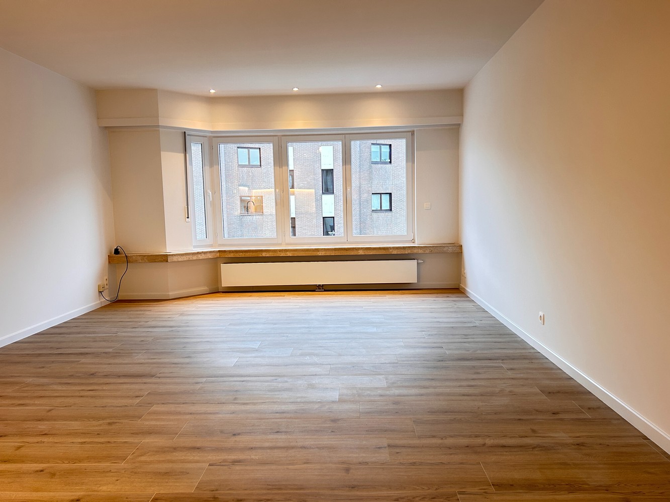 Volledig gerenoveerd appartement met lift, 2 slaapkamers en eigen parkeerplek, EPC A ! - foto 5