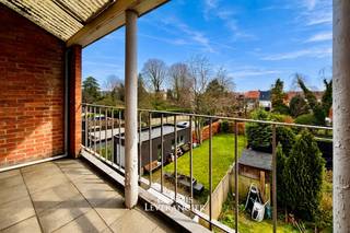 Ben je op zoek naar een <strong>opbrengsteigendom in Kontich</strong> met onmiddellijk rendement en zonder kopzorgen? Dan nodigt de Huisleverancier jou graag uit om dit volledig gemoderniseerde gebouw (1964 – totaalrenovatie 2020) te bezoeken.<br /><br />Een degelijke investering in vastgoed met <strong>stabiele huurinkomsten</strong>, gelegen in het centrum en toch in een rustige straat waar het aangenaam wonen is.<br />Dit is precies het type pand waar slimme investeerders vandaag naar op zoek zijn: <strong>kleinschalig, overzichtelijk en duurzaam</strong>.<br /><br />Het gebouw werd in <strong>2020 grondig gemoderniseerd</strong> en is onderverdeeld in <strong>twee volwaardige appartementen</strong>, elk met twee slaapkamers, een lichtrijke leefruimte, een praktische keuken, een badkamer en een gezellig terrasje. Eén appartement beschikt bovendien over een staanplaats en een stadstuintje — een absolute meerwaarde voor huurders én voor de verhuurbaarheid op lange termijn.<br /><br />Voor investeerders die belang hechten aan transparantie en rendement, biedt dit gebouw een sterke basis: geen gemeenschappelijke kosten, alle nutsvoorzieningen zijn gesplitst, het appartement op de 1ste verdieping is momenteel verhuurd, de 2de verdieping is net vrijgekomen en is meteen verhuurbaar.<br /><br />Dat betekent: onmiddellijke huurinkomsten vanaf dag één. Bovendien beschikken de appartementen over een gunstig EPC-label B en C, wat zorgt voor energiezuinigheid en toekomstbestendigheid binnen het huidige regelgevende kader.<br /><br />De ligging is zonder twijfel een belangrijke troef. Gelegen in het centrum van Kontich, op wandelafstand van winkels, openbaar vervoer, scholen en horeca, combineert deze woonst bereikbaarheid met rust. Huurders waarderen de nabijheid van alle voorzieningen, terwijl ze toch thuiskomen in een aangename en rustige woonstraat. Die combinatie maakt dit vastgoed bijzonder aantrekkelijk binnen de lokale huurmarkt en verhoogt de langetermijnwaarde van jouw investering.<br /><br />Interesse ? Wij begeleiden jou graag persoonlijk en transparant bij elke stap van je aankoop, zoals je dat van ons mag verwachten.<br /><br />Ben je klaar om te investeren in zekerheid en rendement in Kontich?<br />Contacteer ons vandaag nog voor meer informatie of een bezoek ter plaatse.<br /><br />EPC : 180 kWh/m<sup>2</sup> (Label B) en 266 kWh/m<sup>2</sup> (Label C)<br />Stedenbouwkundige inlichtingen in aanvraag<br />Waterinfo : P-Score = A, G-Score = A<br /><br />Dit is niet wat je zoekt ? Al gehoord van AANKOOPBEGELEIDING ? Wij zoeken, bezoeken en onderhandelen mee met jou voor eigendommen die worden aangeboden door particulieren, andere makelaars of eigendommen die zelfs (nog) niet te koop staan?<br />Vraag meer informatie over aankoopbegeleiding via welkom@dehuisleverancier.be of 0489/069.000<br /><br />de Huisleverancier : Persoonlijk, voor iedereen Service, Kwaliteit en Vertrouwen !<br />