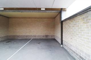 Veilig afgesloten staanplaats met onderdak, centraal gelegen.Huurprijs: 50.00 euro/maand